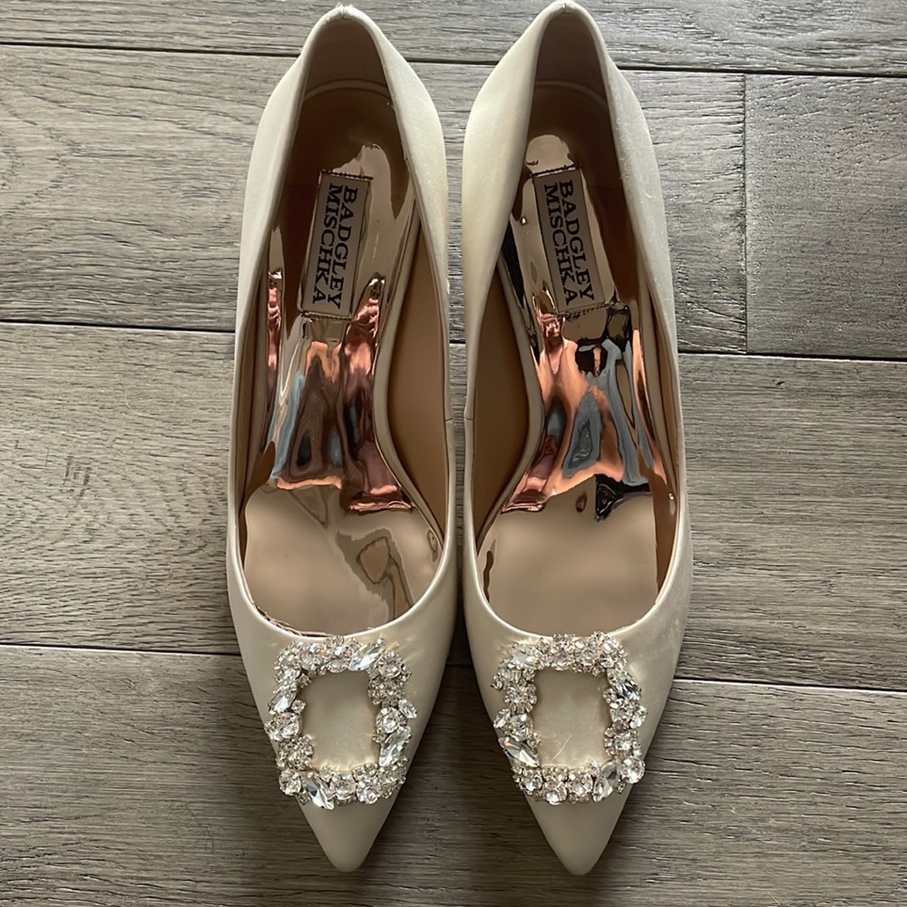 New Badgley Mischka Crystal Embellished Pump